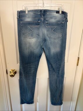 Rock & Republic Slim Straight Jeans in Faded Stone Washed Blue Waist 36